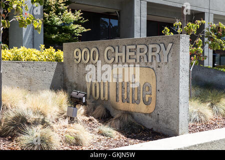 SAN BRUNO, Kalifornien - 30. Juli 2016: Außenansicht mit Schild am Youtube-Hauptsitz in San Bruno, Kalifornien. Stockfoto