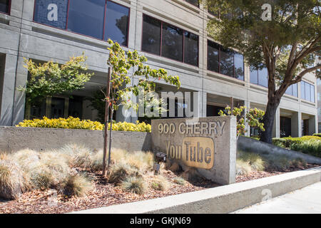 SAN BRUNO, Kalifornien - 30. Juli 2016: Außenansicht mit Schild am Youtube-Hauptsitz in San Bruno, Kalifornien. Stockfoto