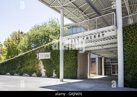 SAN BRUNO, Kalifornien - 30. Juli 2016: Außenansicht mit Schild am Youtube-Hauptsitz in San Bruno, Kalifornien. Stockfoto