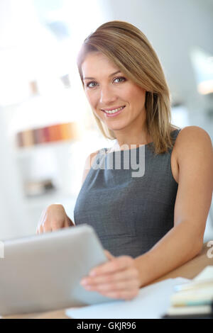 Geschäftsfrau im Büro arbeiten an digital-Tablette Stockfoto