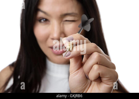 Business-Frau einen Dart zu werfen und Umweltgifte Stockfoto