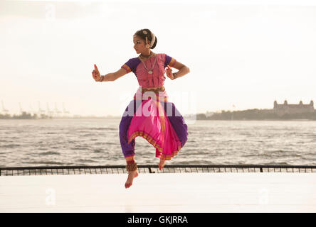 Bei der Batterie-Tanz-Festival durchgeführt Surabhi Bharadwaj "Aadu Pambe" (Tanz der Schlange) in der Bharatanatyam-Tradition. Stockfoto