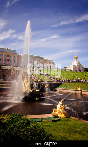 Große Kaskade und Canal in Peterhof, in der Nähe von St. Petersburg, Russland Stockfoto