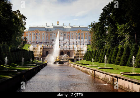 Großen Kaskaden und Kanal in Peterhof, St Petersburg, Russland Stockfoto