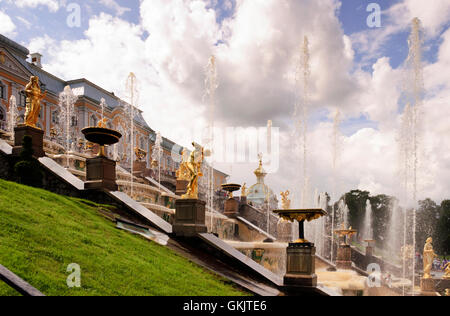 Große Kaskade und Canal in Peterhof, in der Nähe von St. Petersburg, Russland Stockfoto