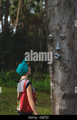 Meine Frau, Blick auf eine alte Eiche, die Augen, Nase und Mund Lächeln auf den Lippen hat. Stockfoto