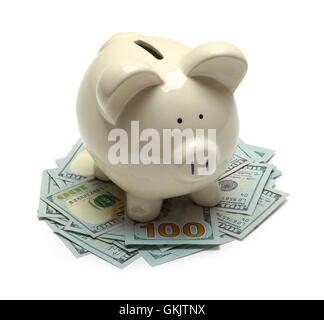 Piggy Bank stehend auf Bargeld, Isolated on White Background. Stockfoto