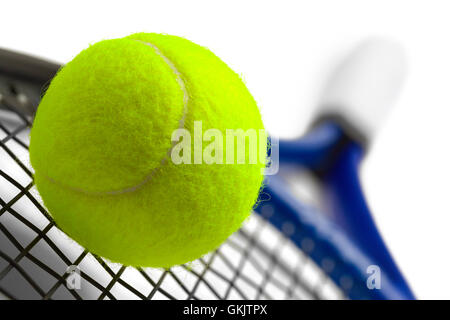 Blau und schwarz Tennisschläger mit grünen Ball, Isolated on White Background. Stockfoto