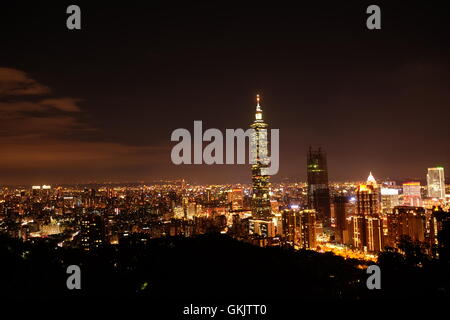 Blick auf den Xinyi Bezirk vom Elefantenberg aus Stockfoto