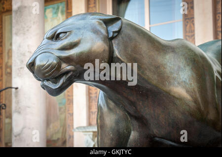 Panther (weiblich), 1933 Bronze Skulptur außerhalb der König Bibliothek der Gesellschaft der vier Künste in Palm Beach, Florida. (USA) Stockfoto