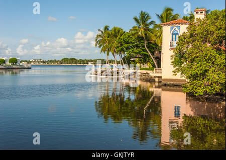 Palm Beach, Florida Waterfront am Worth Avenue über die Bucht vom Everglades Club nach Hause. Stockfoto