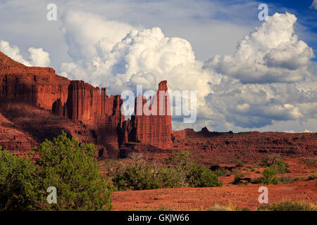 Die Wolken Schatten schnelllebigen auf Fisher Towers, einer roten Felsformation im Bereich Professor Tal in der Nähe von Moab Utah USA Stockfoto