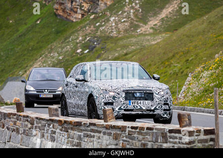 Prototyp-Land Rover fahren entlang der route Stockfoto