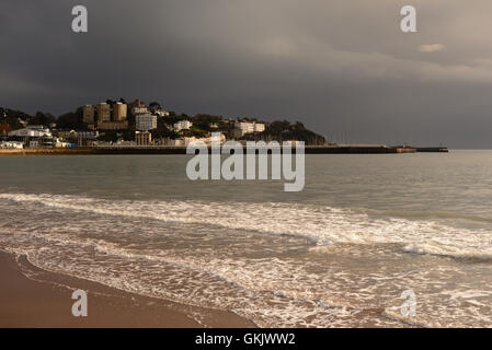 Gewitterhimmel über Torquay. Stockfoto