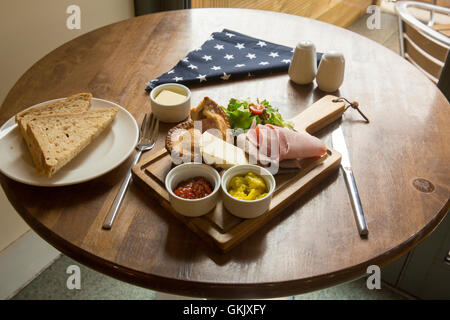 Pflüger Mittagessen auf einer hölzernen Platte Stockfoto