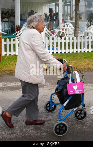 Lady Rentner tragen "Ich Spende Tasche" zur Unterstützung der Kampagne zur Sensibilisierung für Orgel Spendenmöglichkeiten. Southport, Merseyside, UK Stockfoto