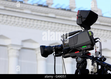 High-Definition-Kamera auf einem Stativ vor Leben Übersetzung ein outdoor-Event. Stockfoto