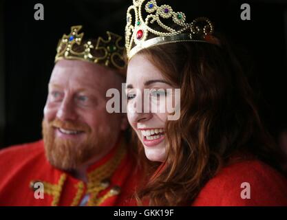 Der neu gekrönte König und Königin der rothaarige Alan O'Neill und Emma Ni Chearuil auf der irischen Rothaarige Convention im Dorf Crosshaven in Cork, Irland statt. Stockfoto