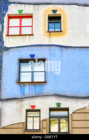 Windows im Hundertwasserhaus. Stockfoto