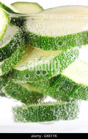 Zucchini in Scheiben geschnitten in Wasser kochen Stockfoto