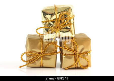 Drei gold box Pakete auf weißem Hintergrund