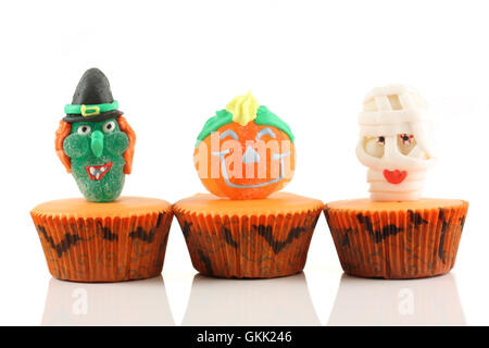 Gruselige Halloween Cupcakes auf weißem Hintergrund Stockfoto