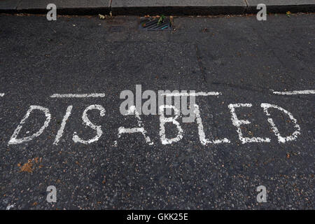 Stadt von Westminster deaktiviert Parkplatz Schilder in Carlisle Ort, Victoria, London. Stockfoto