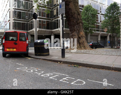 Stadt von Westminster deaktiviert Parkplatz Schilder in Carlisle Ort, Victoria, London. Stockfoto