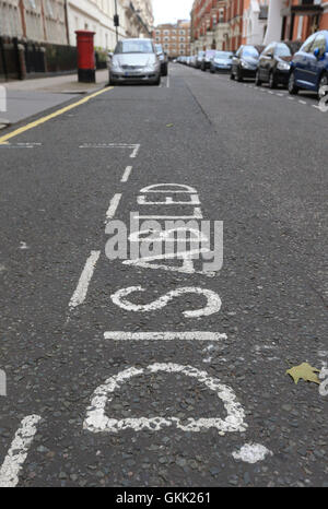 Stadt von Westminster deaktiviert Parkplatz Schilder in Carlisle Ort, Victoria, London. Stockfoto