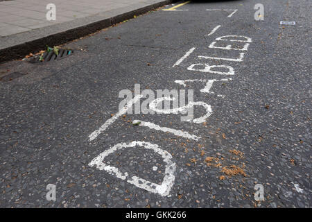 Stadt von Westminster deaktiviert Parkplatz Schilder in Carlisle Ort, Victoria, London. Stockfoto