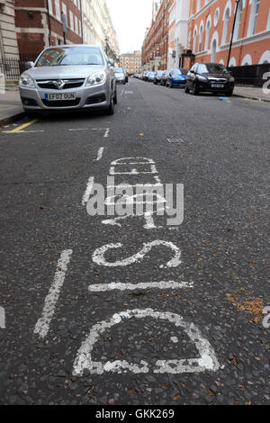 Stadt von Westminster deaktiviert Parkplatz Schilder in Carlisle Ort, Victoria, London. Stockfoto