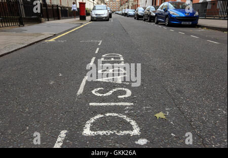 Stadt von Westminster deaktiviert Parkplatz Schilder in Carlisle Ort, Victoria, London. Stockfoto