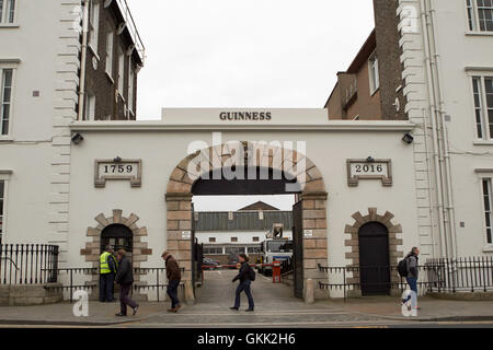 Thomas Street Eingang zum ursprünglichen rainsford Brauereigeschäft, das von der guinness Brauerei St. james's Gate dublin Ireland übernommen wurde Stockfoto