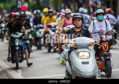 Vietnamesische Moped Motorrad Motorradfahrer auf den Straßen von Hanoi in Vietnam Stockfoto