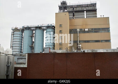 Industrie-Tanks und Gebäuden in der Guinness Brauerei St.James gate Dublin Irland Stockfoto