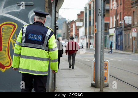 irische Garda-Polizei-Sergeant auf Fuß Patrouille im Stadtzentrum von Dublin Irland Stockfoto