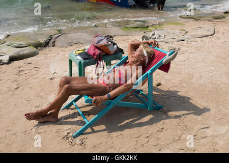 Western Holiday Maker Farang Sonnenbaden am Strand von Pattaya Thailand Stockfoto