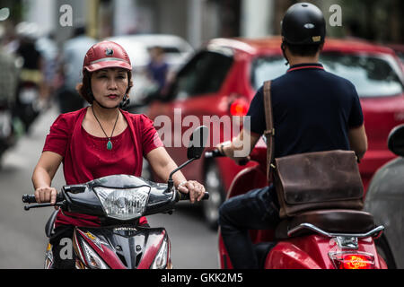 Vietnamesische Moped Motorrad Motorradfahrer auf den Straßen von Hanoi in Vietnam Stockfoto