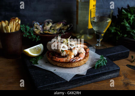 Gegrilltes Toast mit Tintenfisch und Garnelen. Dunkles Foto Stockfoto