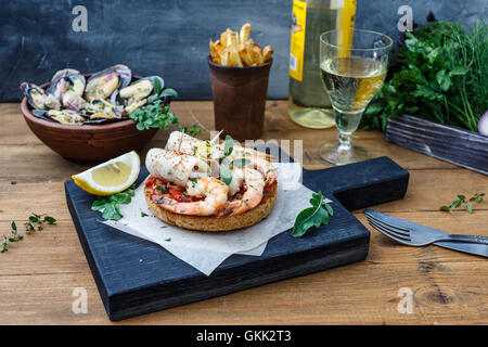 Bruschetta mit Garnelen auf rustikale Küche. Stockfoto