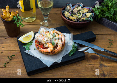 Spanische Tapas mit Meeresfrüchte: Garnelen und Tintenfisch. Stockfoto