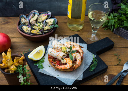 Spanische Tapas mit Meeresfrüchte: Garnelen und Tintenfisch. Stockfoto