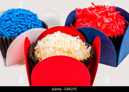 Brasilianische Brigadeiros in den Farben weiß, rot und blau Flagge Stockfoto