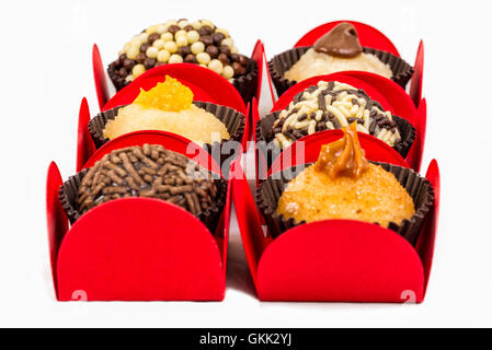 Brasilianische Brigadeiros in den Farben weiß, rot und blau Flagge Stockfoto