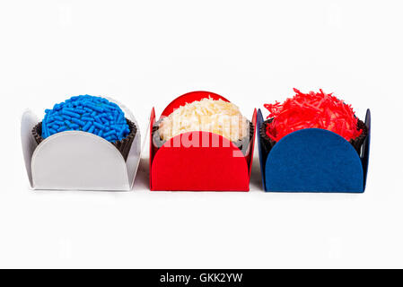 Brasilianische Brigadeiros in den Farben weiß, rot und blau Flagge Stockfoto