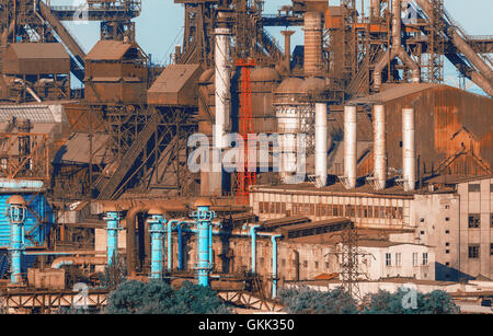 Industriebauten. Stahlwerk bei Sonnenuntergang. Rohre mit Rauch. Metallurgische Fabrik. Stahlwerke, Eisenhütte. Schwerindustrie in Stockfoto