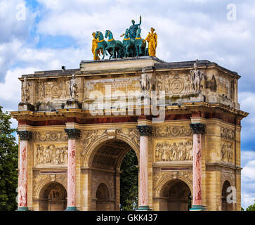 Der Arc de Triomphe du Carrousel zwischen Louvre und den Tuilerien in Paris, Frankreich Stockfoto