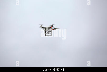 DJI Phantom 3 Professional Drohne Modell CE1313 mit Kamera fliegen über Garreg Du Elan Tal Mid Wales Stockfoto