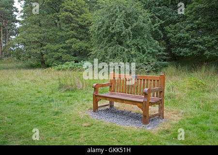 Hartholz Gedenk 3 Sitzer Gartenbank in Landschaft mit Blick auf Fluss Caban Coch Elan Tal Mid Wales Stockfoto