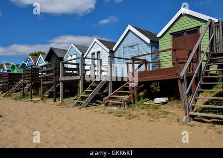 Rustikale Strandhütten an West Mersea, Essex Stockfoto
